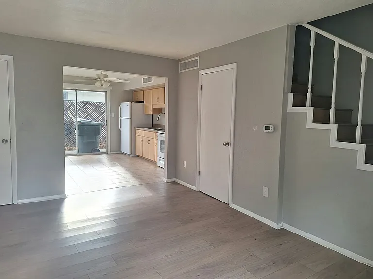 919 E Orange St #B — Photo 8