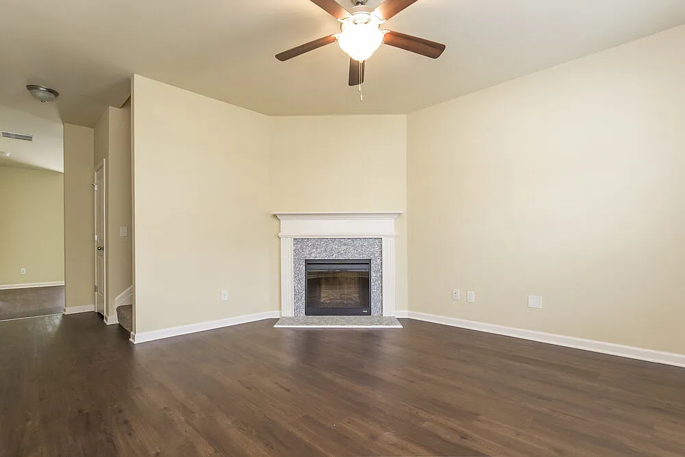 3 bed, 2.5 bath, 1615 sqft, $3,040 — Photo 2