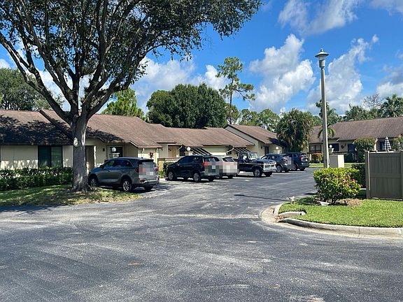 5th image of 194 Mastic Tree Ct