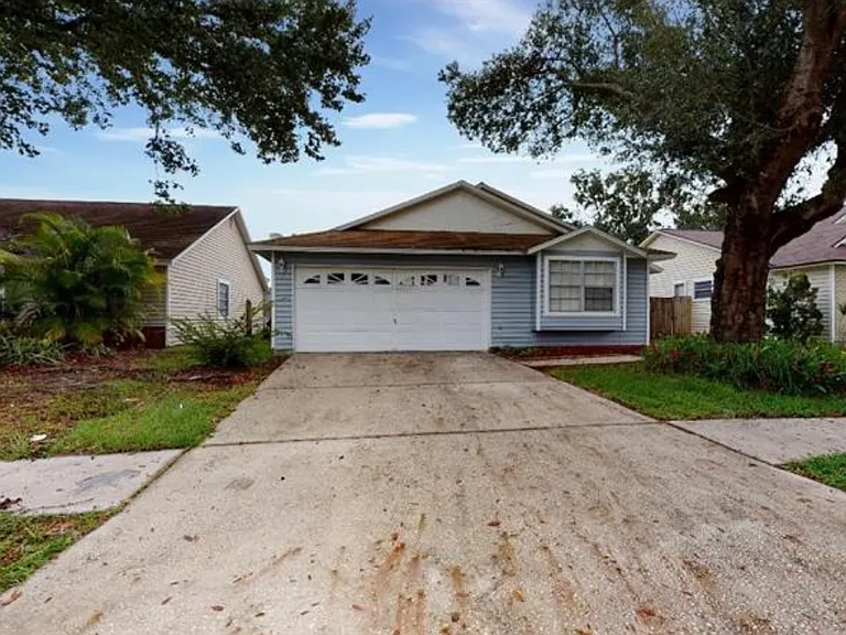 1413 Tiverton Dr — Photo 2