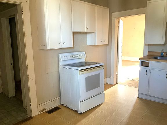 2nd image of 18 Pond St