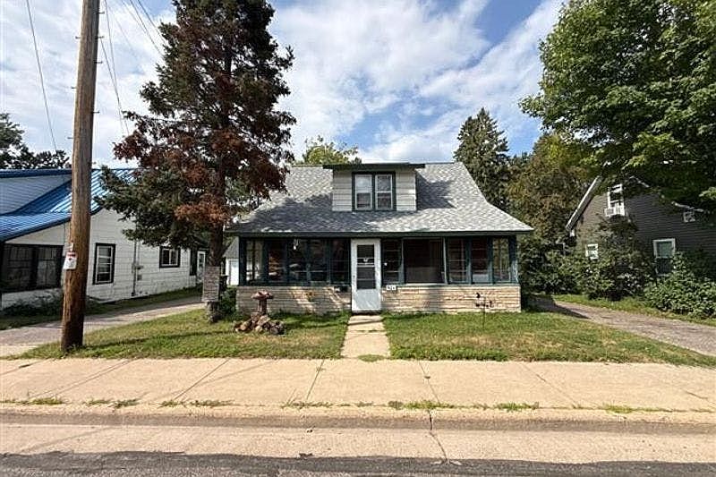 1st image of 924 River St