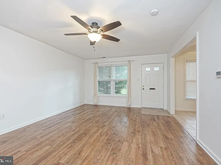 1051 Harbour Dr — Photo 2