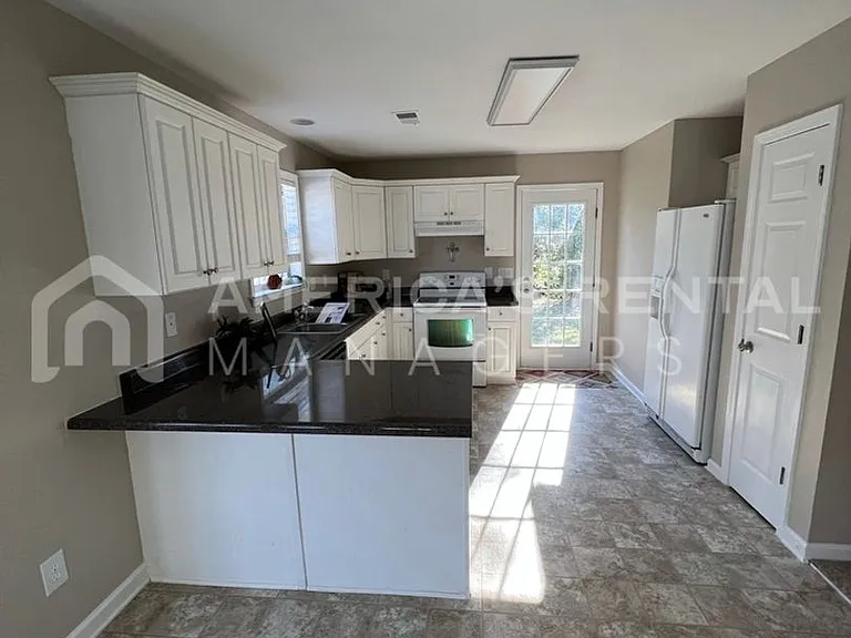 141 Flagstone Ln — Photo 4