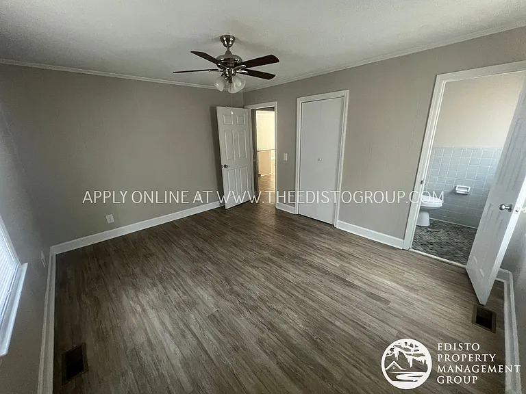982-996 Hampton Dr NW — Photo 11