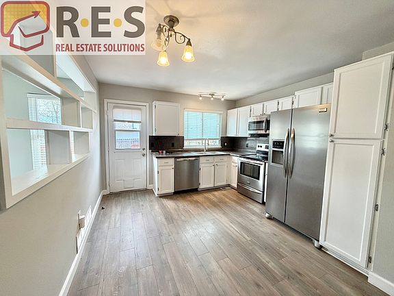 3rd image of 652 Longfellow Ln
