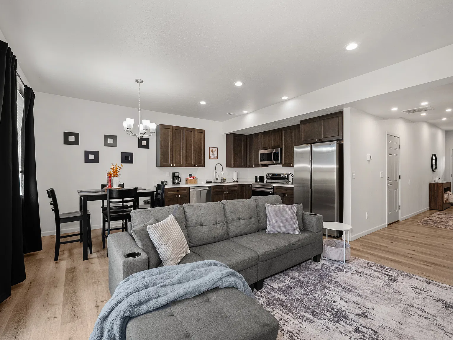 3 bed, 2.5 bath, 1388 sqft, $3,695 — Photo 3
