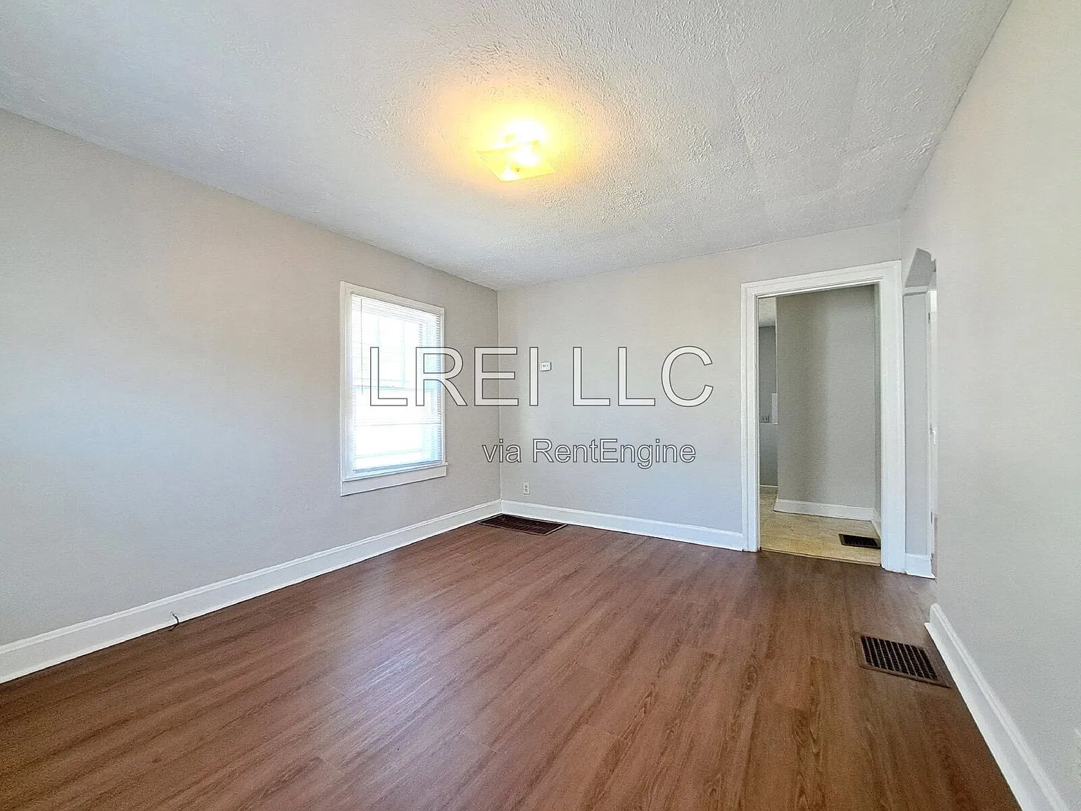2 bed, 1.0 bath, 1095 sqft, $775 — Photo 2