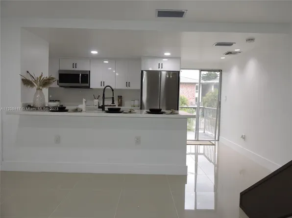 6762 Brookline Dr, Hialeah, FL 33015