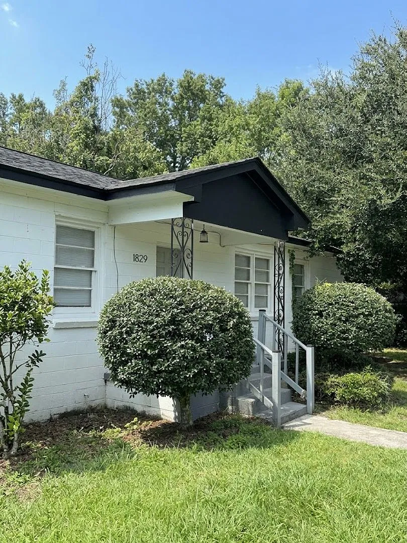 Charming 3-bedroom, 1-bathroom home in Liberty City — Photo 2