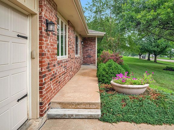 5th image of 6041 NW Glenwood Dr