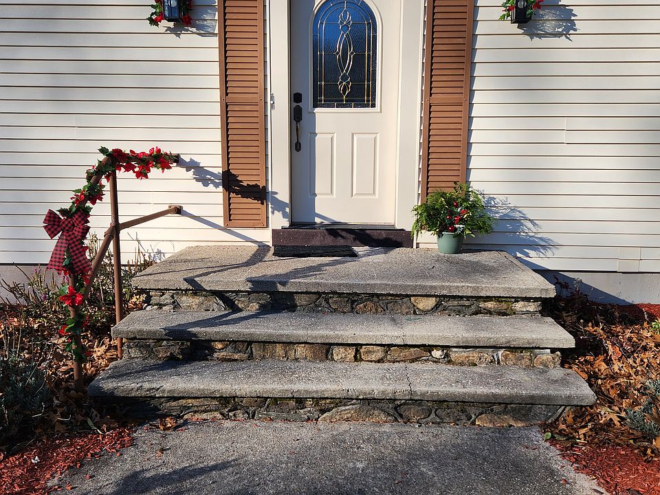 Open the door to your new home in the country setting of Preston. CT.