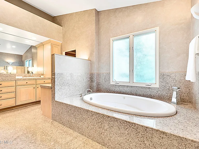 1687 Castlebridge Ct — Photo 32