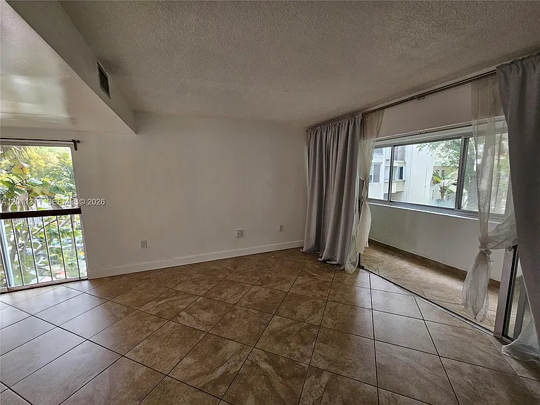 1912 SW 17th Ave #11 — Photo 2