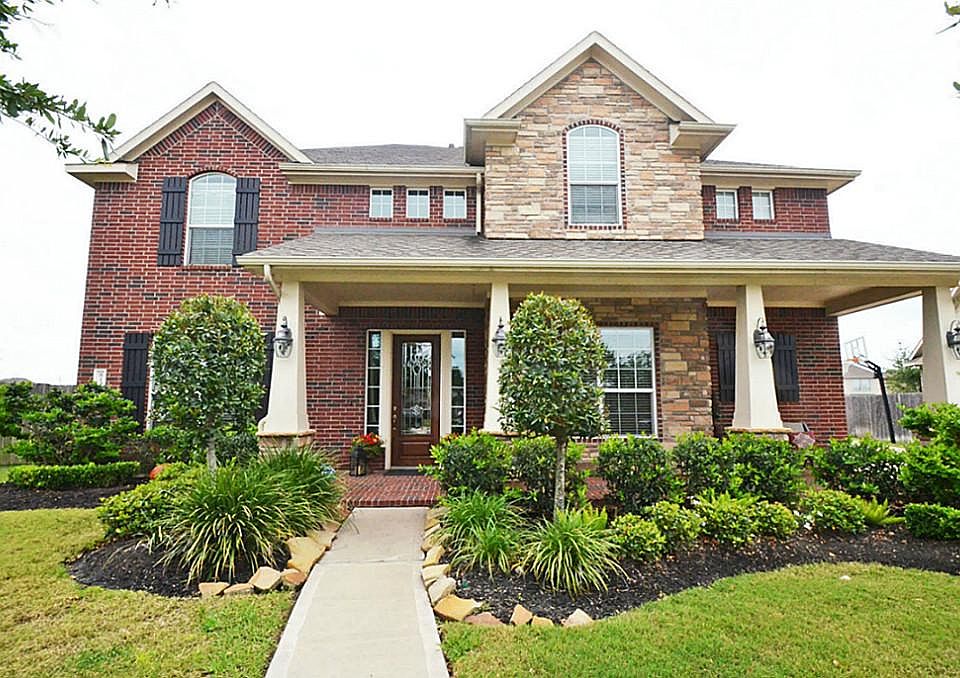 Welcome to 6131 Gatewood Manor.
4 bedrooms, 3.5 baths and 3 car detached garage on a 13,214 sqft cul-de-Sac lot in Desirable Cinco Ranch neighborhood.