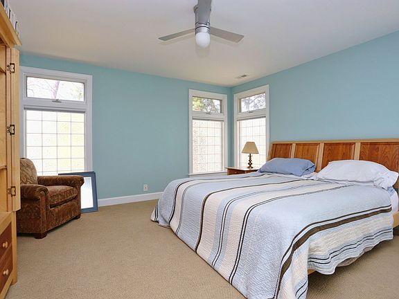 5th image of 323 Columbia Pl NE
