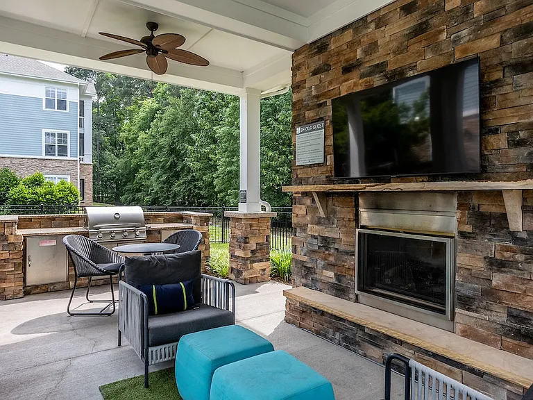 Summerhouse with Fireplace, TV, and Grills