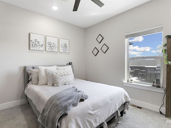 4th image of 2044 Columbia Dr