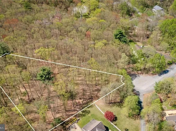 Poplar Dr, New Ringgold, PA 17960