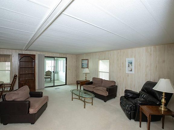 4th image of 721 Silverthorn Ct