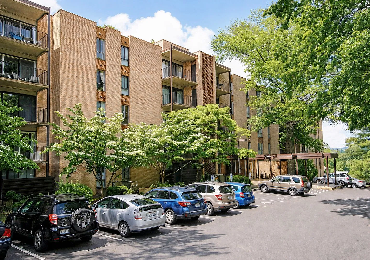 North Downtown Condo With Water/Sewer, Gas, Electricity Included — Photo 3