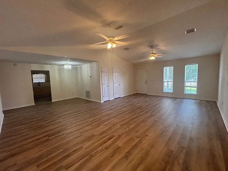 509 Phillips Ct — Photo 6