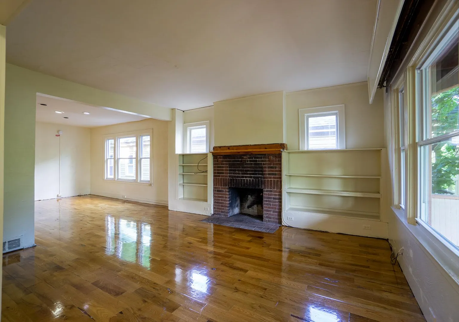 722 Euclid Avenue - Available 8/1/27 -Spacious Duplex Close To Campus — Photo 4