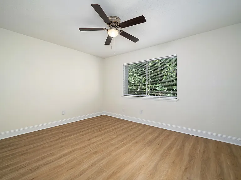 Beacon Pointe Apartments — Photo 9
