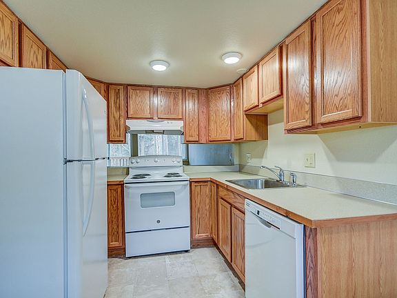 3rd image of 997 SW Harrier Cir APT 5
