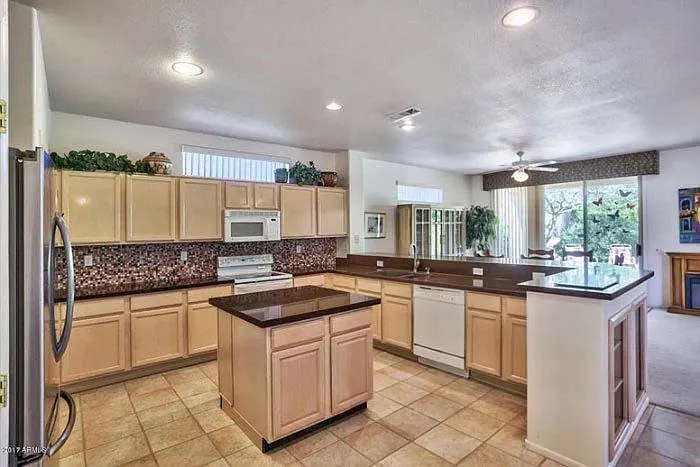 N Hearthstone Dr, Surprise — Photo 2