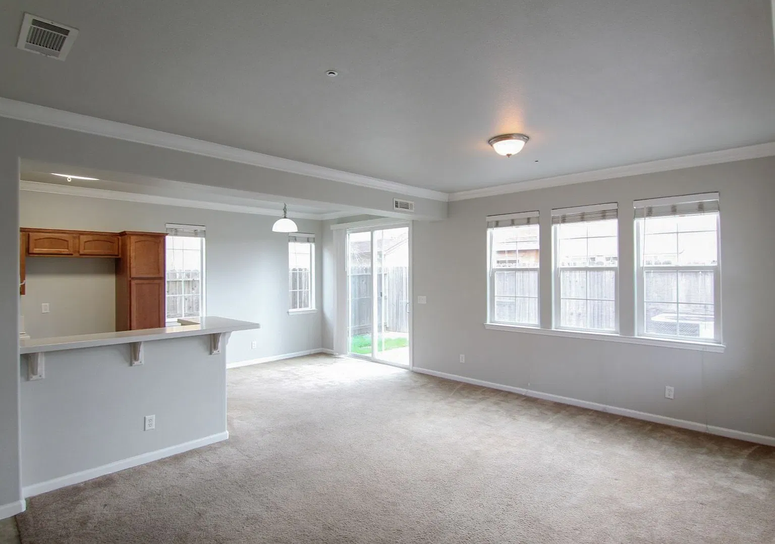 Modern Home in Shasta View Gardens — Photo 3
