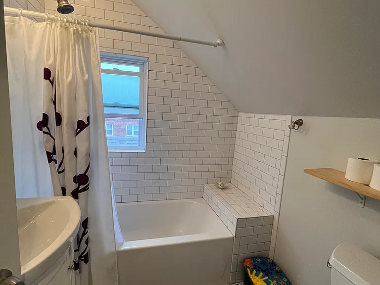 Ensuite bathroom to the 3rd floor west bedroom - tub/shower view