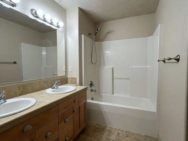 811 E Knoll Ct — Photo 32