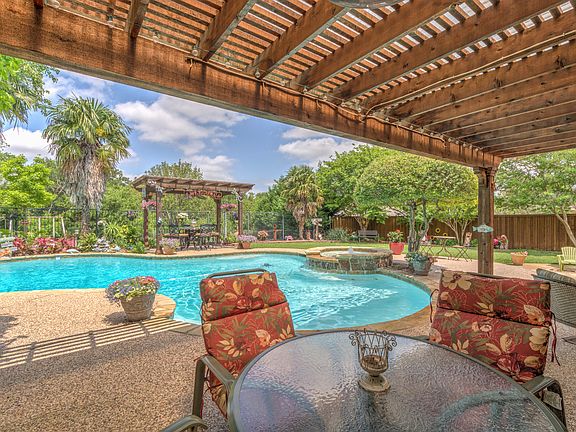 3rd image of 303 Willow Creek Cir