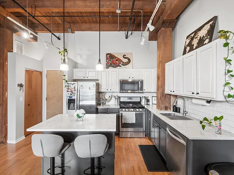 1740 N Maplewood Ave #210 — Photo 3