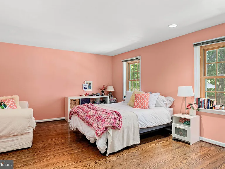 644 Robinson Ln — Photo 37