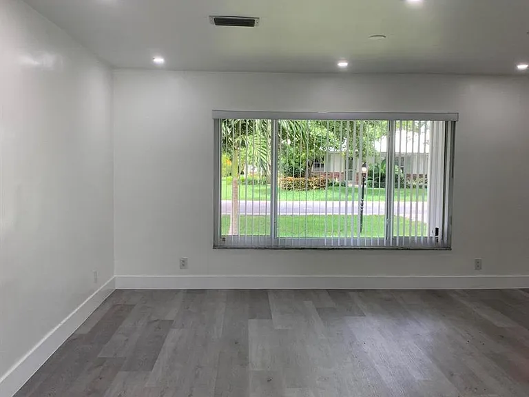 4005 NW 76th Ave — Photo 10