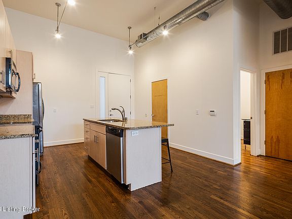 4th image of 639 E Jefferson St Unit 108