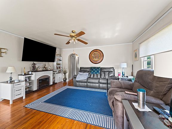 4th image of 400 Summer St