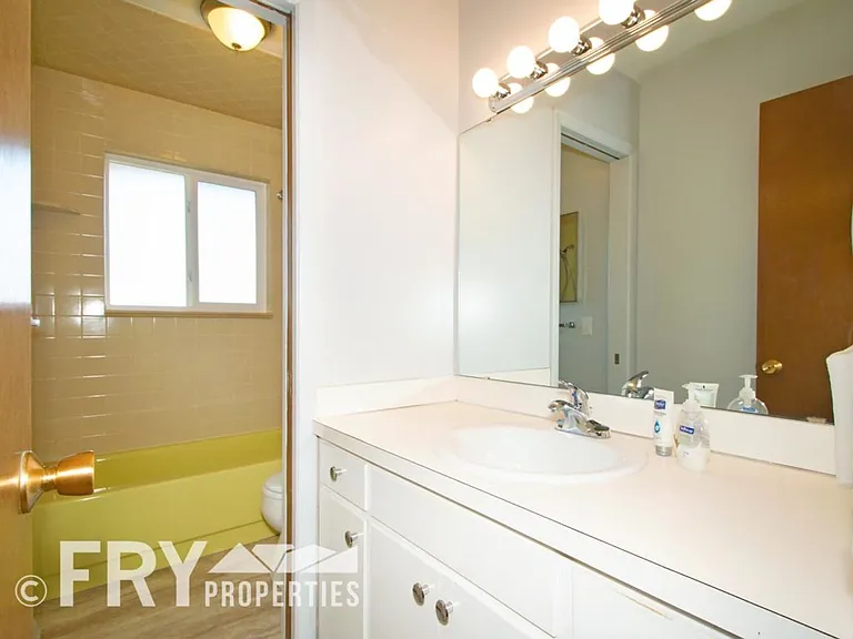941 W 79th Pl — Photo 15
