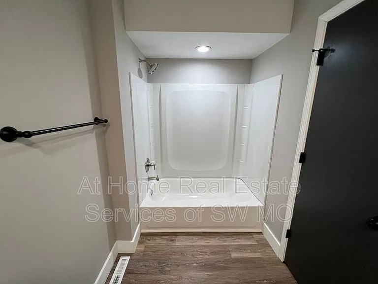 738 E Powell St — Photo 16