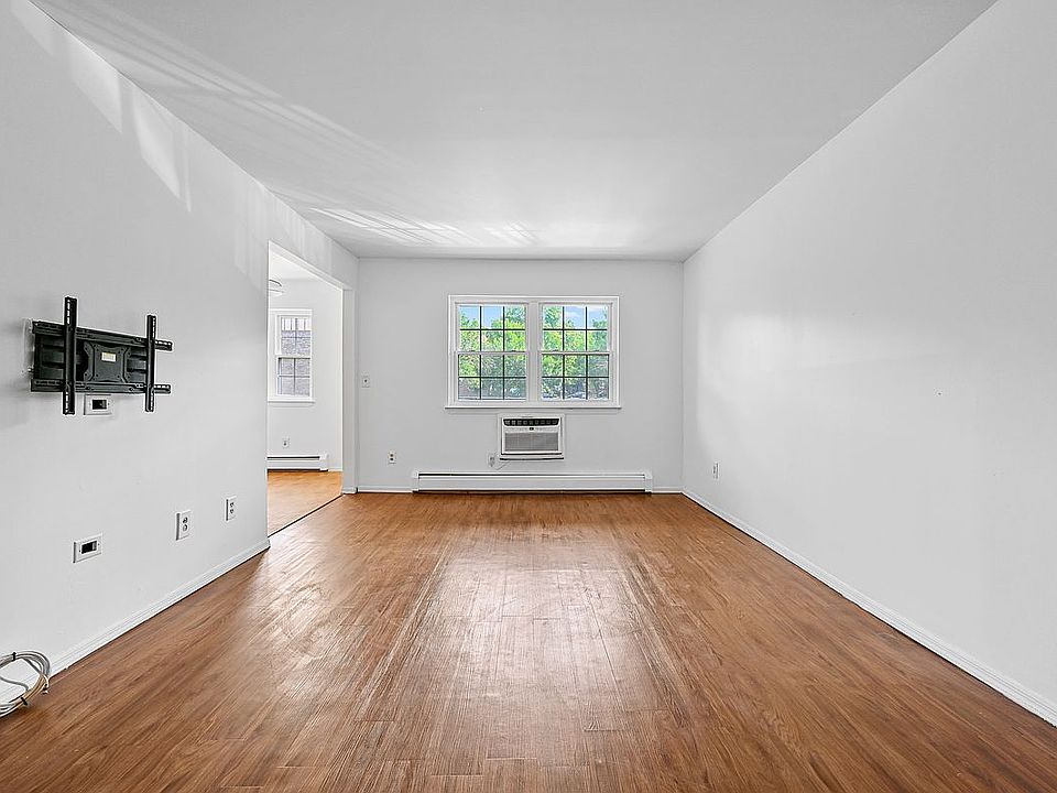 1st image of 40 Donna Ct APT 8