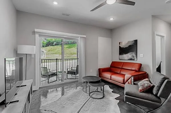 2 bed, 915 sqft, $2,450 — Photo 2