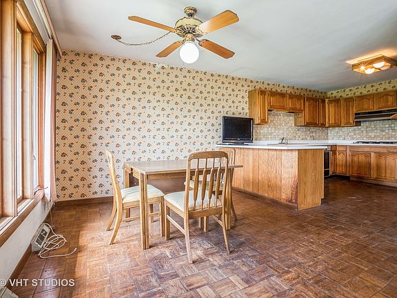 5th image of 29W381 Garden Dr