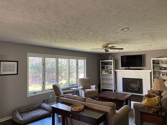 3rd image of 1865 Yosemite Dr