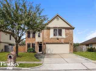 5631 Cinnamon Lake Dr, Baytown, TX 77521