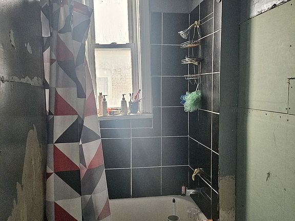 4th image of 1010 N Ridgeway Ave