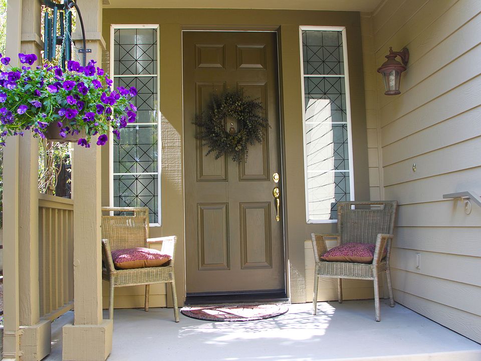 Inviting Front Porch!
