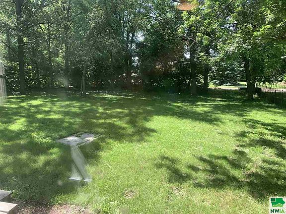 3rd image of 437 Canby St