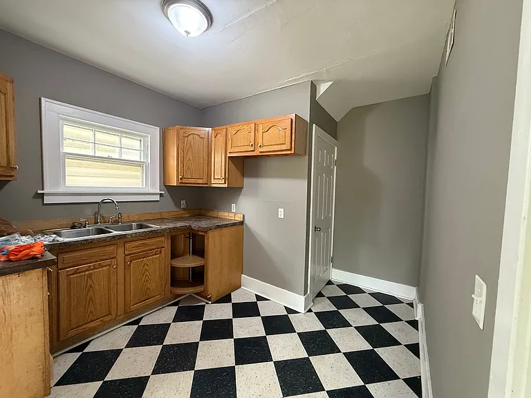 915 Woodstock Ave — Photo 8